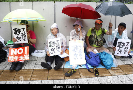 Tokio, Japan. 16. Juli 2015. (Menschen besuchen einen Sit-in Protest gegen die Sicherheit Rechnungen in der Nähe des Parlamentsgebäudes in Tokio, Japan, 16. Juli 2015. Japans regierende Koalition unter Führung von Premierminister Shinzo Abe am Donnerstag durch eine Reihe von umstrittenen Sicherheit Rechnungen im allmächtigen Unterhaus der Nation Ernährung inmitten von starken öffentlichen Widerstand, Kennzeichnung der bedeutendsten Ausscheren der Nation "rein defensiv" Verteidigung Haltung gerammt. (Xinhua/Stringer) Bildnachweis: Xinhua/Alamy Live-Nachrichten Stockfoto