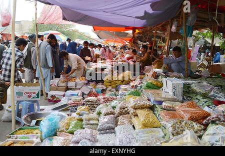 (150716)--KUNDUZ, 16 Juli, 2015(Xinhua)--Afghanen Lebensmittel kaufen vor Eid al-Fitr fest markiert das Ende des islamischen Fastenmonats Ramadan in Kundus, Nord-Afghanistan am 16. Juli 2015. (Xinhua/Ajmal) Stockfoto