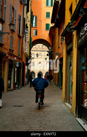 Gasse in Bologna, der Hauptstadt der Region Emilia-Romagna in Italien. Die Stadt zeichnet sich durch die Farbe rot Stockfoto