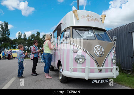 Ein VW-Splitscreen-Eis-Bus an der Bushaltestelle vorbei, Newark Showground, Nottinghamshire, England. Stockfoto