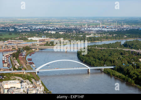 BRATISLAVA, Slowakei - 8. Mai 2015: Luftbild von Donau und Bratislava Hafen mit Apollo und Hafen-Brücke, Slowakei Stockfoto