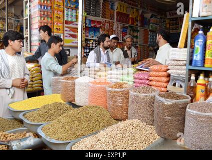 (150716)--KUNDUZ, 16 Juli, 2015(Xinhua)--Afghanen Lebensmittel kaufen vor Eid al-Fitr fest markiert das Ende des islamischen Fastenmonats Ramadan in Kundus, Nord-Afghanistan am 16. Juli 2015. (Xinhua/Ajmal) Stockfoto