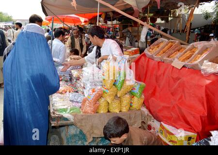 (150716)--KUNDUZ, 16 Juli, 2015(Xinhua)--Afghanen Lebensmittel kaufen vor Eid al-Fitr fest markiert das Ende des islamischen Fastenmonats Ramadan in Kundus, Nord-Afghanistan am 16. Juli 2015. (Xinhua/Ajmal) Stockfoto