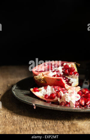 Stimmungsvolle Beleuchtung natürliche Bilder von frischen saftigen Granatapfel mit Vintage-Stil Stockfoto