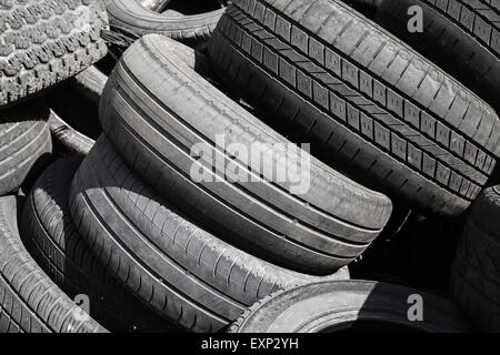 Heap verwendet der alten abgenutzte Autoreifen Stockfoto