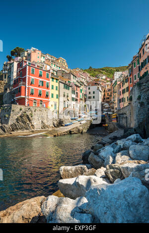 Dorf von Riomaggiore, Angeln, Nationalpark Cinque Terre, Ligurien, Provinz La Spezia, UNESCO-Weltkulturerbe Stockfoto