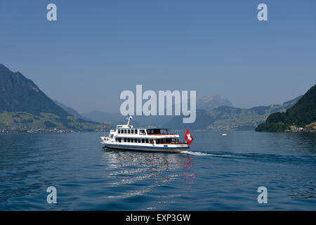 Panoramaschiff MS Weggis mit Kleiner und Grosser Mythen Bergen im Hintergrund, den Vierwaldstättersee, in der Nähe von Brunnen, Kanton Schwyz Stockfoto