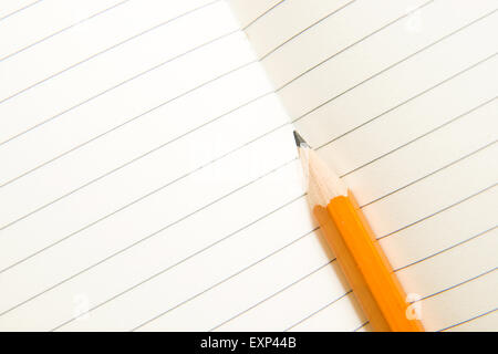 Geöffnete Notebook mit einem leeren Blatt und Bleistift Stockfoto