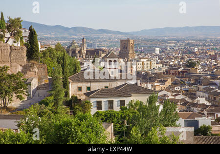 Granada - der Ausblick über die Stadt mit dem Dom Stockfoto