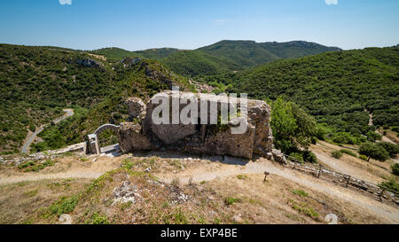 Blick über Termes Dorf von oben auf die Burgruine Stockfoto