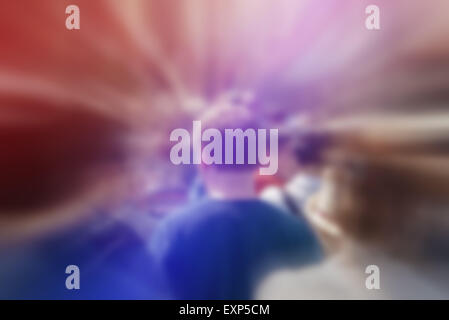 Menge von Menschen auf Straße, Referendum Konzept mit unkenntlich überfüllt Bevölkerung außerhalb des Fokus, Vintage getönten Bild unscharf. Stockfoto