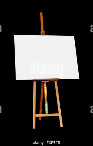 Hölzerne Staffelei mit leeren Leinwand als textfreiraum für Mock-Up isoliert auf schwarzem Hintergrund Stockfoto