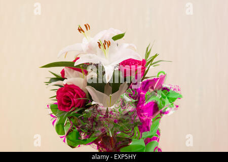 feines Bouquet von frischen Lilien und Rosen als Geschenk Stockfoto