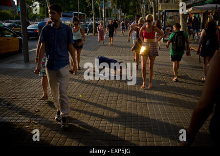 In Barcelona Straßen bittet ein Mann um Almosen in einer touristischen Gegend (La Barceloneta). Stockfoto