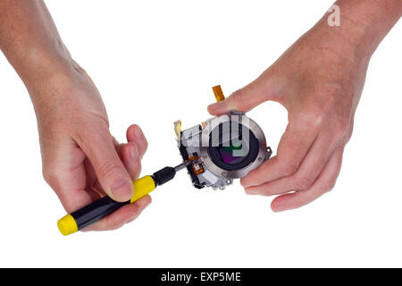 Reparatur, Anpassung und Kontrolle von einem modernen High-Tech-Bildsensor für eine Massenproduktion Kamera. Isoliert auf weiss. Enthält sen Stockfoto