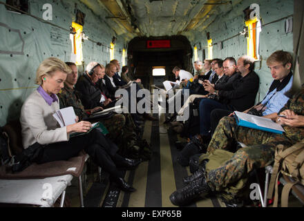 Rostock, Deutschland. 16. Juli 2015. Deutsche Verteidigungsministerin Ursula von der Leyen (CDU) sitzt in einer deutschen Armee Sikorsky CH-53 Hubschrauber auf dem Weg, die 1 zu besuchen. Korvettengeschwader (lit. 1. Corvette naval Squadron) der deutschen Streitkräfte in Rostock, Deutschland, 16. Juli 2015. Foto: BERND VON JUTRCZENKA/DPA/Alamy Live-Nachrichten Stockfoto