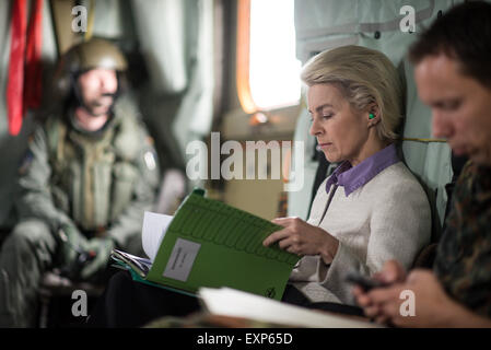 Rostock, Deutschland. 16. Juli 2015. Deutsche Verteidigungsministerin Ursula von der Leyen (CDU) sitzt in einer deutschen Armee Sikorsky CH-53 Hubschrauber auf dem Weg, die 1 zu besuchen. Korvettengeschwader (lit. 1. Corvette naval Squadron) der deutschen Streitkräfte in Rostock, Deutschland, 16. Juli 2015. Foto: BERND VON JUTRCZENKA/DPA/Alamy Live-Nachrichten Stockfoto