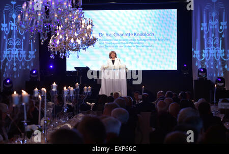 München, Deutschland. 15. Juli 2015. Charlotte Knobloch, Präsidentin der Israelitischen Kultusgemeinde in München (jüdische religiöse Gemeinschaft München), spricht im Rahmen einer Feierstunde anlässlich des 200. Jahrestages der Israelitische Kultusgemeinde München Und Oberbayern (jüdische religiöse Gemeinschaft von München und Oberbayern) in München, Deutschland, 15. Juli 2015. Foto: Peter Kneffel/Dpa/Alamy Live News Stockfoto