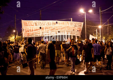 Athen, Griechenland. 15. Juli 2015. Anarchisten Zusammenstoß mit der Bereitschaftspolizei außerhalb in Athen während der 3. Rettungsaktion-Deal für innerhalb des griechischen Parlaments abgestimmt wird. Bildnachweis: Martin Garnham/Alamy Live-Nachrichten Stockfoto