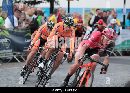 Radfahrer, die Teilnahme an Sheffield Grand Prix Rennen durch die Innenstadt - Sommer 2014 Stockfoto