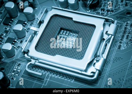 Leere CPU-Prozessorsockel mit Pins auf Motherboard getönt blau Stockfoto