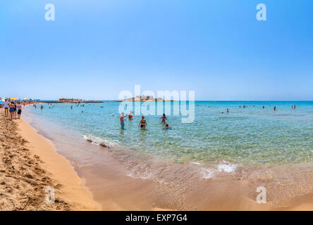 PORTOPALO, Italien - 19. August 2014: Touristen und Einheimische genießen blaues Meer auf Isola Delle Correnti Strand in Portopalo, Sizilien Stockfoto