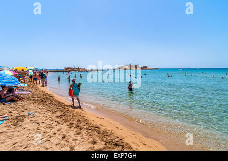 PORTOPALO, Italien - 19. August 2014: Touristen und Einheimische genießen blaues Meer auf Isola Delle Correnti Strand in Portopalo, Sizilien Stockfoto