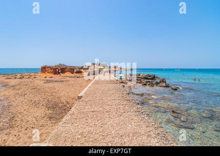 PORTOPALO, Italien - 19. August 2014: Touristen und Einheimische genießen blaues Meer auf Isola Delle Correnti Strand in Portopalo, Sizilien Stockfoto