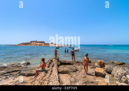 PORTOPALO, Italien - 19. August 2014: Touristen und Einheimische genießen blaues Meer auf Isola Delle Correnti Strand in Portopalo, Sizilien Stockfoto