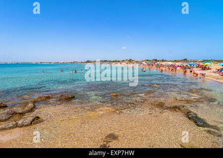 PORTOPALO, Italien - 19. August 2014: Touristen und Einheimische genießen blaues Meer auf Isola Delle Correnti Strand in Portopalo, Sizilien Stockfoto