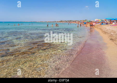 PORTOPALO, Italien - 19. August 2014: Touristen und Einheimische genießen blaues Meer auf Isola Delle Correnti Strand in Portopalo, Sizilien Stockfoto