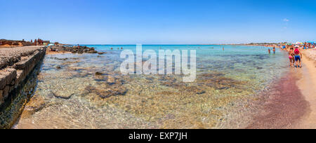 PORTOPALO, Italien - 19. August 2014: Touristen und Einheimische genießen blaues Meer auf Isola Delle Correnti Strand in Portopalo, Sizilien Stockfoto