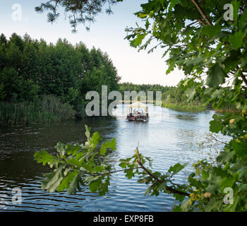 Floß schwimmt auf Sommer-Fluss Stockfoto