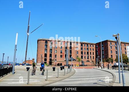 Schiffe-Mast und Radfahrer entlang Albert Dock, Liverpool, Merseyside, England, Vereinigtes Königreich, West-Europa. Stockfoto