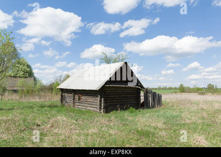 die einstürzenden Landhaus im einsamen Dorf Stockfoto