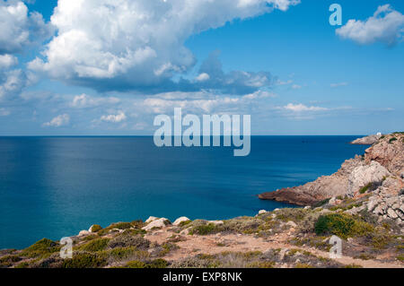 Ein Blick von der Klippe heraus zum Meer entlang der Küste von Arenal d ' en Castell auf der Insel Menorca Spanien Stockfoto