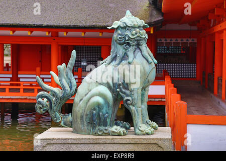 Stein-Löwenstatue am Itsukushima Shinto-Schrein auf der Insel Miyajima, Hiroshima, Japan Stockfoto