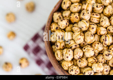 Geröstete Kichererbsen in eine kleine Holzschale auf Küche Serviette Stockfoto