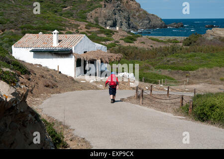 Ein Spaziergänger nähert sich Cala Mequida auf dem Cami de Cavalls Braut Weg auf die Insel Menorca Spanien Stockfoto