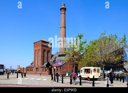 Blick auf die viktorianischen Pumphouse am Albert Dock mit einem Eiswagen in den Vordergrund, Liverpool, Merseyside, England, UK. Stockfoto