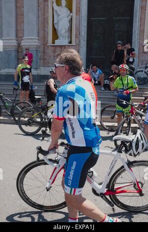 Szenen aus Tindaris, Nord-Ost-Sizilien: begeisterte Radfahrer machen Sie eine Pause nach dem steilen Aufstieg zu Tindari Stockfoto