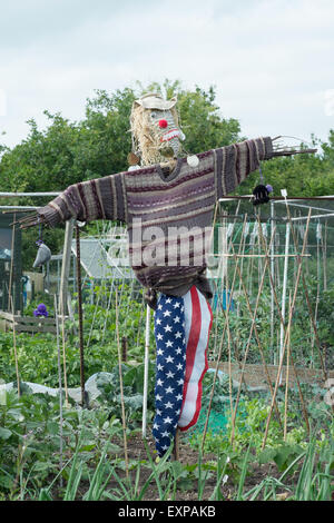 Neuheit-Vogelscheuche, die amerikanische Flagge Hosen auf einer englischen Zuteilung Stockfoto