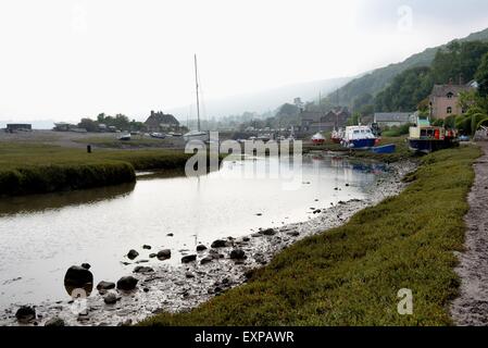 Porlock Weir, Somerset, Großbritannien. Nebliger Septembertag und Ebbe in der Flussmündung. Stockfoto