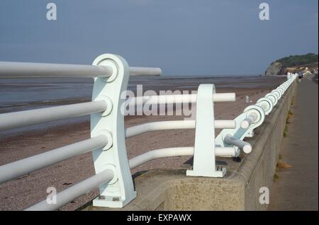 Promenade am Blue Anchor, Somerset, Großbritannien mit blauem Geländer an der Meeresmauer Stockfoto