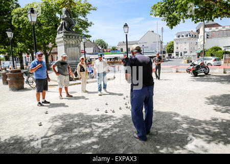 Menschen spielen die typicalFrench Partie Boule im Schatten der Statue von Jeanne d'Arc in Le Crotoy Stockfoto