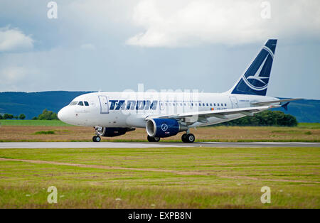 Ein Tarom Airbus 318-111 (YR-ASD) kleinste der Airbus-Familie von Flugzeugen, die Ankunft am Flughafen Inverness.   SCO 9953. Stockfoto