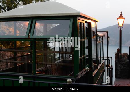 Lynton and Lynmouth Cliff Railway, Exmoor, Devon, Großbritannien. Ein leeres Auto an der Oberseite des wasserbetriebenen Transportsystems. Stockfoto