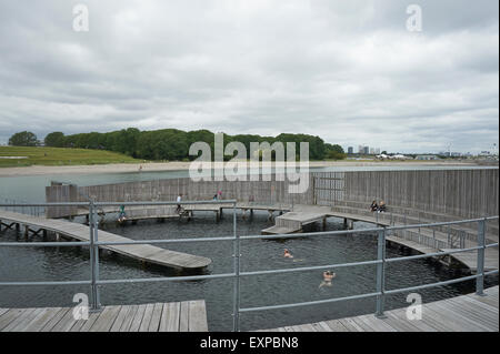 Menschen schwimmen in Kastrup Søbad, Kopenhagen, entworfen von White Architekten 2005 Stockfoto