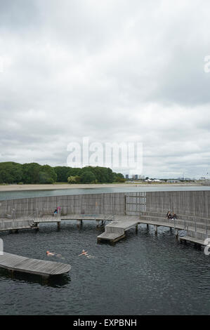 Badende im Strandbad von Kastrup Søbad, Kopenhagen, entworfen von White Architekten 2005 Stockfoto