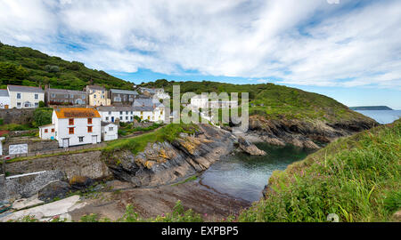 Das malerische Fischerdorf Dorf Portloe auf der Roseland Halbinsel an der südlichen Küste von Cornwall Stockfoto